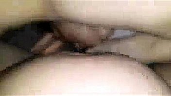 Девушка мастурбирует половую щелочку с помощью крупного страпон перед вебкой